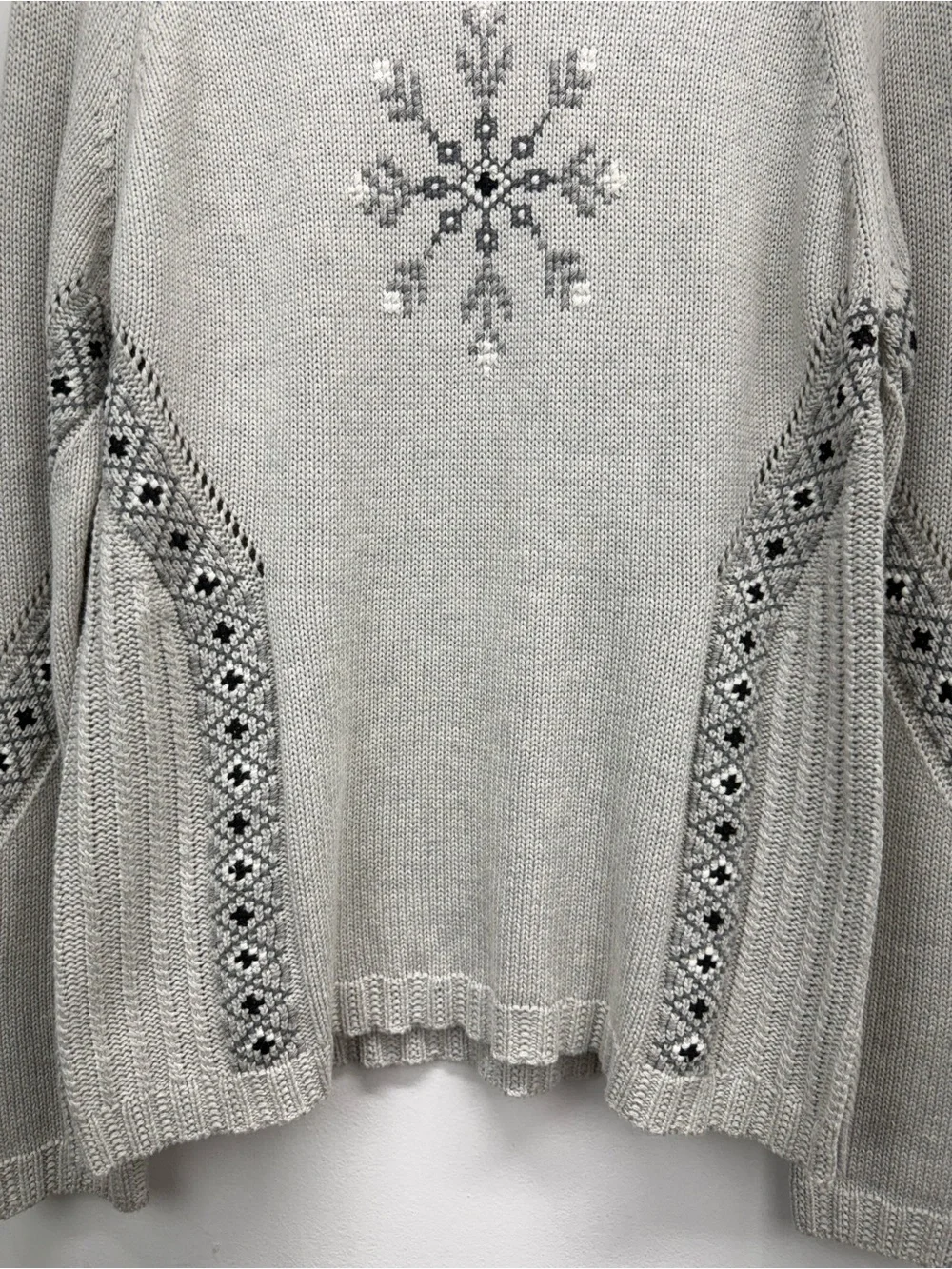 Orvis size Large Women’s Gray Embroidered Snowflake Knit Pullover Sweater